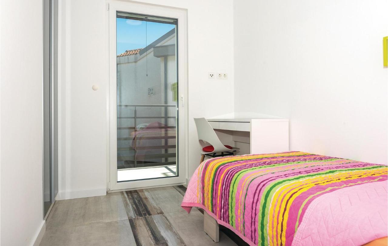 Cozy Apartment In Brodarica With Wifi المظهر الخارجي الصورة