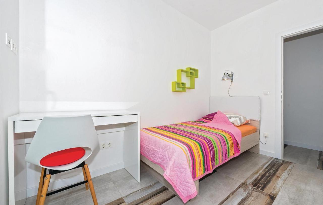 Cozy Apartment In Brodarica With Wifi المظهر الخارجي الصورة